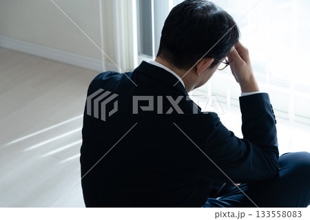 落ち込む中高年ビジネスマン 133558083