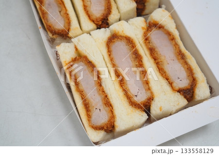 肉厚なとんかつを挟んだカツサンドのボックス入り俯瞰写真。 133558129