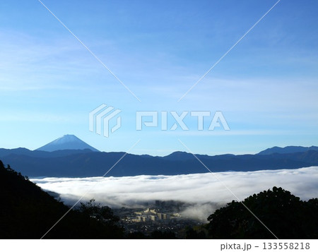 山の上から見た雲海と青空 133558218
