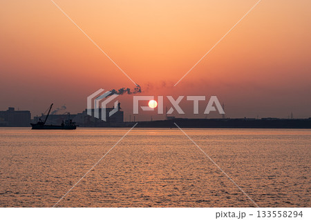 衣浦港から望む朝日 衣浦港から望む朝日 133558294
