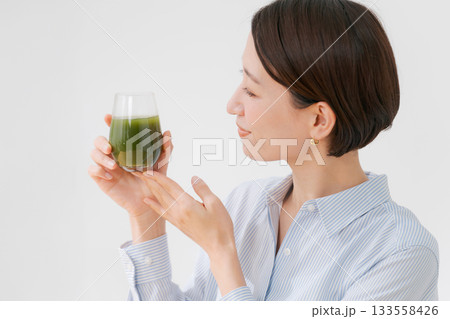 青汁を飲む女性 青汁を飲む女性 133558426