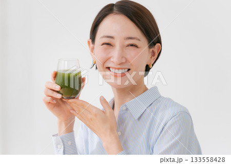 青汁を飲む女性 青汁を飲む女性 133558428