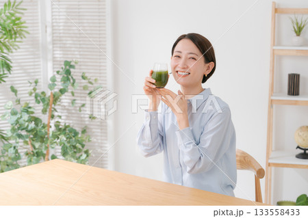 青汁を飲む女性 青汁を飲む女性 133558433