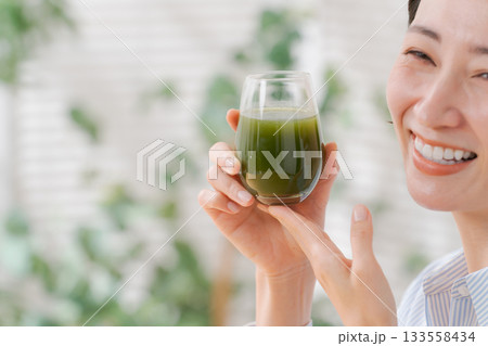 青汁を飲む女性 青汁を飲む女性 133558434