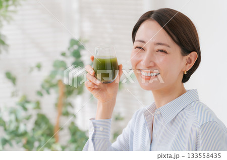 青汁を飲む女性 133558435
