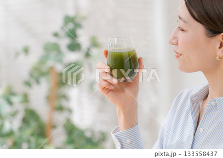 青汁を飲む女性 133558437