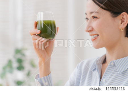 青汁を飲む女性 青汁を飲む女性 133558438