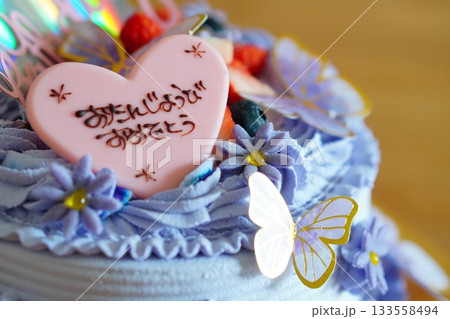 紫色のクリームと蝶の飾りが華やかな誕生日ケーキを接写で撮影。 133558494
