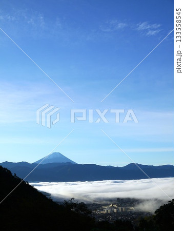 山の上から見た雲海と青空 山の上から見た雲海と青空 133558545