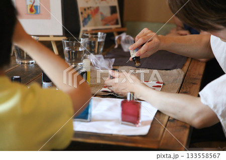 カラーボトルとアロマオイルを使ったワークショップの様子 133558567