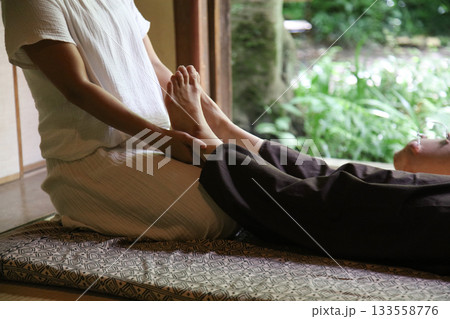 マッサージをする女性 133558776