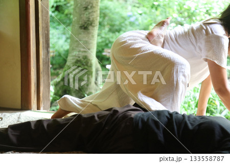 マッサージをする女性 マッサージをする女性 133558787