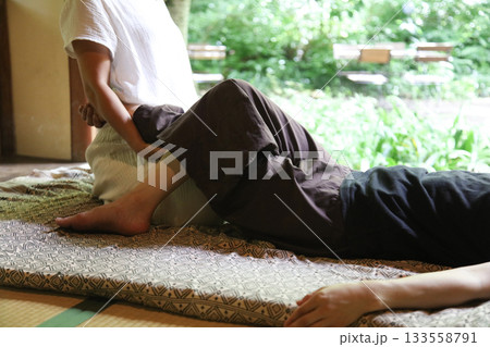 マッサージをする女性 133558791