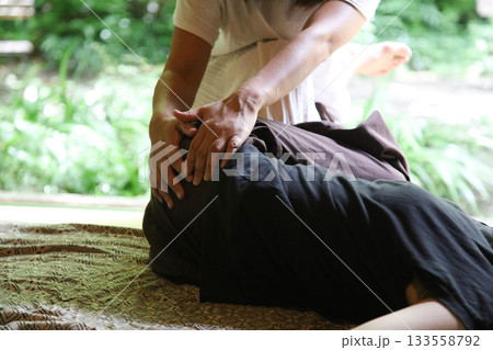 マッサージをする女性 133558792