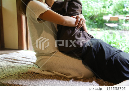 マッサージをする女性 マッサージをする女性 133558795