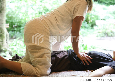 マッサージをする女性 133558809