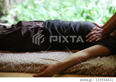 マッサージをする女性 133558811