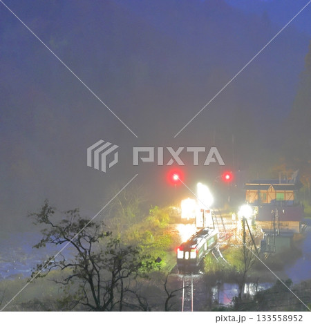 紅葉の大白川駅（只見線） 133558952