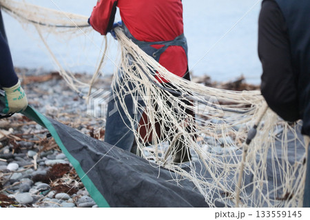 網を片付ける漁師 網を片付ける漁師 133559145