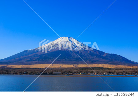 山中湖親水公園から見えた冬の青空と富士山 133559244