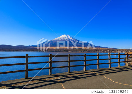 山中湖親水公園から見えた冬の青空と富士山 133559245