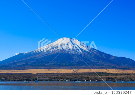 山中湖親水公園から見えた冬の青空と富士山 133559247
