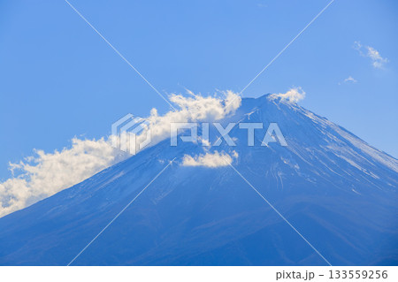 青空に映える冠雪した富士山 青空に映える冠雪した富士山 133559256