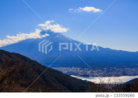 天下茶屋付近の御坂路から望む富士山 133559260
