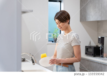 キッチンで皿を洗う女性（家事・主婦） 133559342