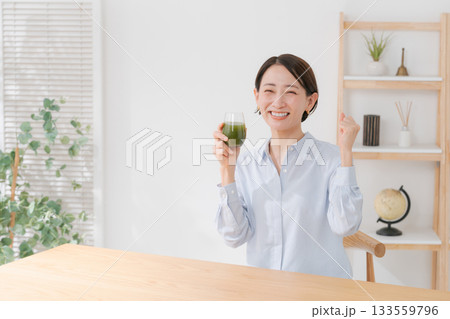 青汁を飲んでガッツポーズをする女性 青汁を飲んでガッツポーズをする女性 133559796