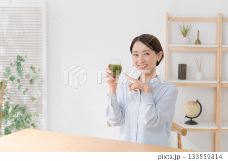 青汁を飲む女性 青汁を飲む女性 133559814