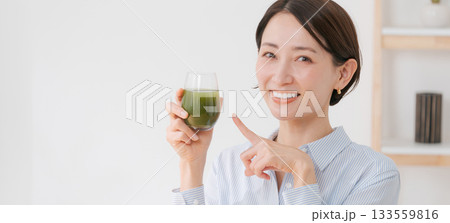 青汁を飲む女性（バナー） 133559816