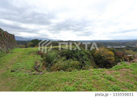 岡城 西の丸前から眺める角櫓跡前、阿蘇方面の景色（大分県竹田市） 133559831