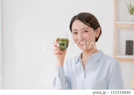 青汁を飲む女性 133559840