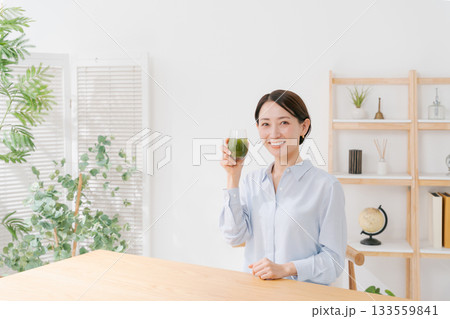 青汁を飲む女性 青汁を飲む女性 133559841