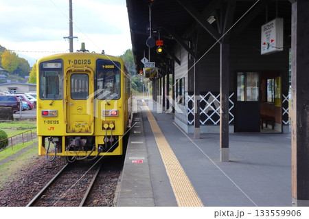 豊後竹田駅に停車しているキハ125形普通列車 豊後竹田駅に停車しているキハ125形普通列車 133559906