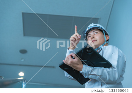 作業着の男性 133560063