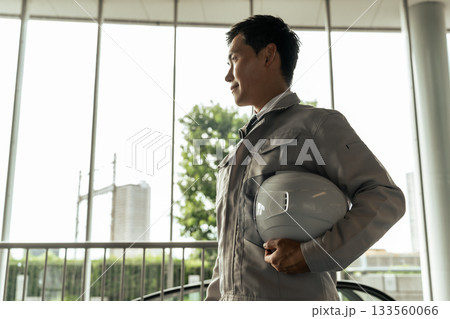 作業着の男性 133560066