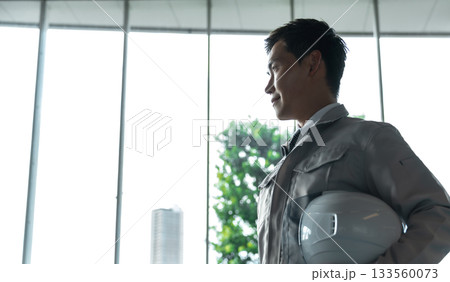 作業着の男性の管理点検 作業着の男性の管理点検 133560073