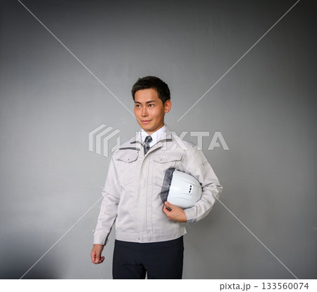 作業着の男性 133560074