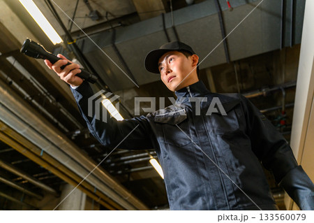 作業着の男性 133560079