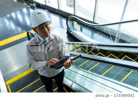 作業着の男性 133560081