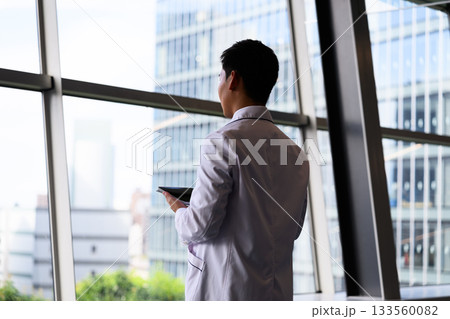 白衣の男性 白衣の男性 133560082