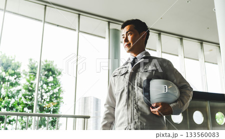 作業着の男性 133560083