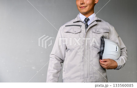 作業着の男性 133560085