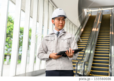 作業着の男性 133560086