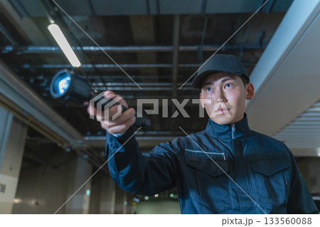 作業着の男性 作業着の男性 133560088