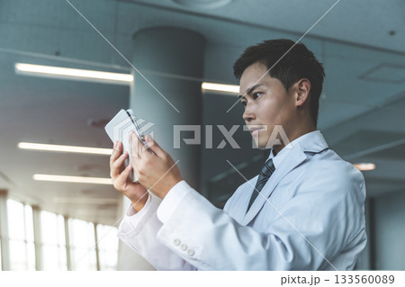 白衣の男性 白衣の男性 133560089
