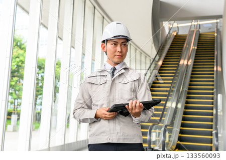 作業着の男性 作業着の男性 133560093