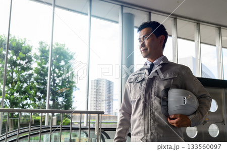 作業着の男性 133560097